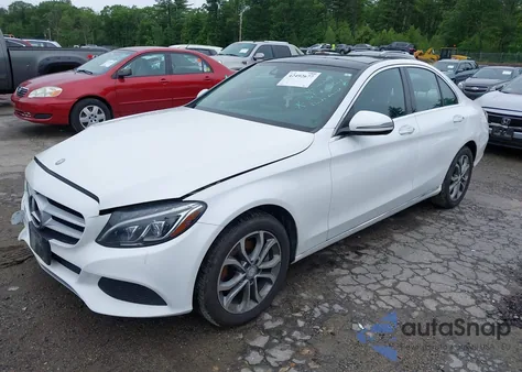 2016 Mercedes-Benz C 300 4Matic/Luxury 4Matic/Sport 4Matic z USA, uszkodzony, nr VIN 55SWF4KB4GU108596